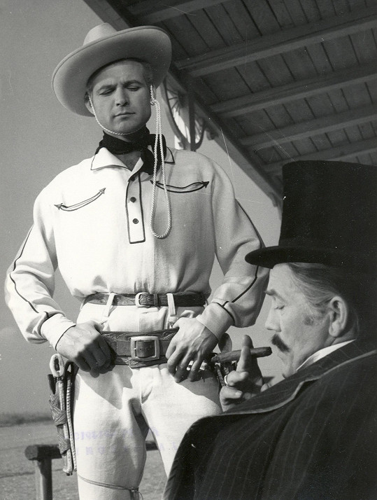 Karel Fiala a Rudolf Deyl ml. ve snímku Limonádový Joe aneb Koňská opera (1964).