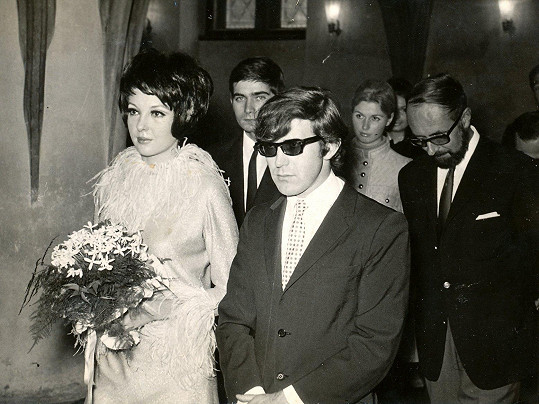 Terezini rodiče Jiří Hrzán a Olga Hlavová na svatební fotografii