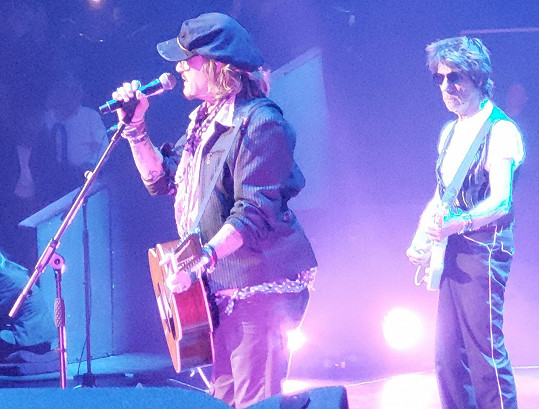 Johnny Depp vystoupil na koncertě Jeffa Becka. 