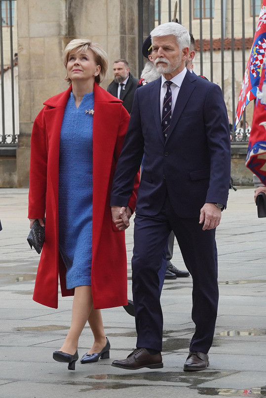 Modrou barvu šatů si Pavlová vybrala, protože je vnímána jako barva klidu, pokoje a souladu. Kombinace s červenou odkazuje k českým národním barvám.