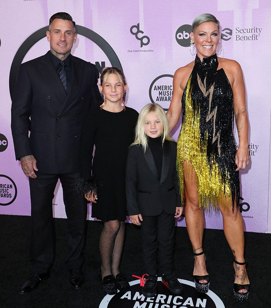 Pink doprovodila celá rodinka - manžel Carey Hart i děti Willow (11) a Jameson (5).