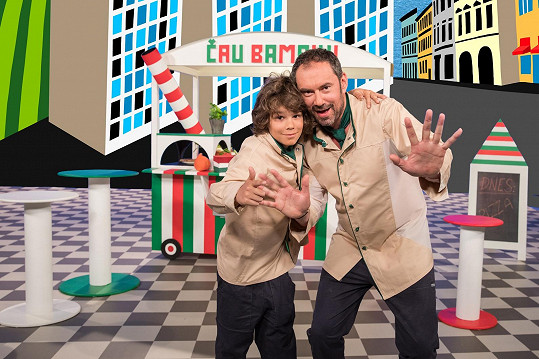 Emanuele Ridi a jeho syn Giacomo jako dva pizzaři v pořadu Čau Bambini
