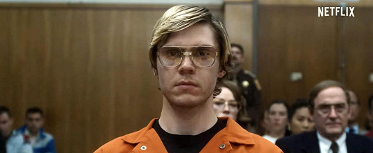 Evan Peters jako sériový vrah Jeffrey Dahmer
