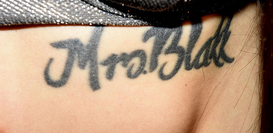 Pod podprsenkou ukázala tetování Mrs. Black