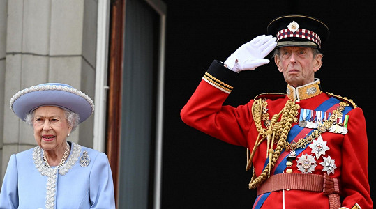 Poznáváte člena královské rodiny vedle královny Alžběty II.?