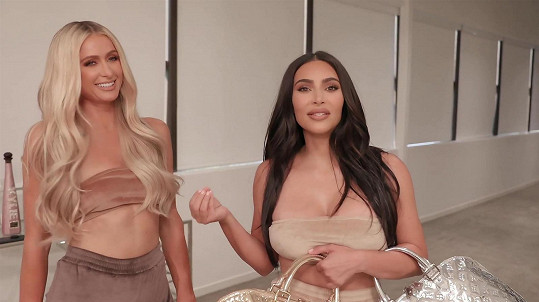 Ke splnění snu stát se maminkou pomohla Paris její dobrá kamarádka Kim Kardashian. 