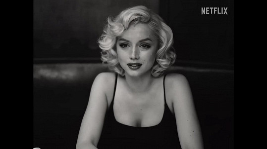 Ana zase tvrdí, že se štábem požádali Monroe o svolení Blonde natočit. 