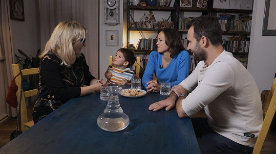 V patře vícegeneračního domu žije také dcera Hrušínských, herečka Kristýna, s manželem, režisérem a scenáristou Matějem Balcarem, a synem Vojtou.