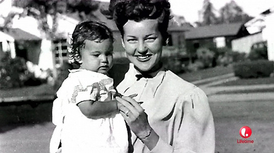 Malá Cher s maminkou na archivním záběru.