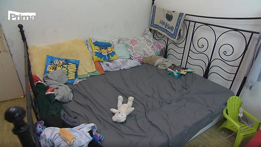 Hostitelka bydlí v jednom z pokojů u kamarádky a sdílí postel s manželem a dvěma dětmi. 