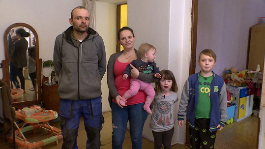 V nové epizodě se diváci setkají s rodinou, která žije v Českém Krumlově – s Františkem (37), Simonou (28), Nikolkou (7 měsíců), Natálkou (5) a Pepou (9).
