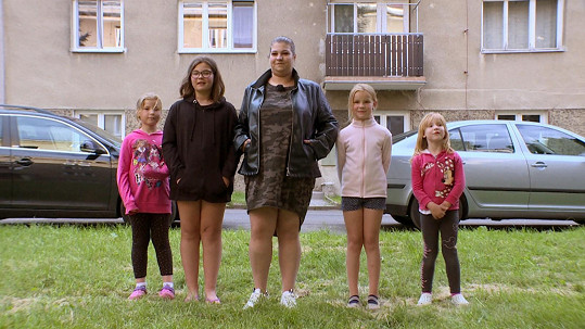 Na druhé straně se diváci seznámí s Míšou (32) a jejími dcerami Viki (12), Klaudií (8), Vaneskou (7) a Emičkou (6).