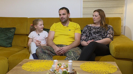 Druhý pár tvoří Veronika a Radek, kteří vychovávají dceru Emmu a syna Radečka.