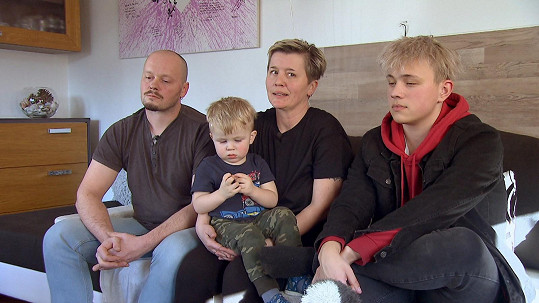 První rodina žije v Tisé a tvoří ji: Lucie (39), Michal (41), Dan(16) a Pepa (3).