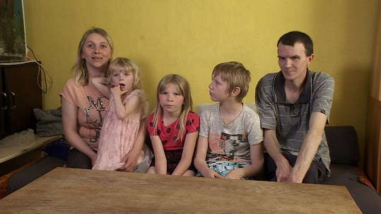 Ve Výměně manželek se setkáme s rodinou, která žije ve vesničce Svitávka, a to s Bětkou (32), Rosťou (41), Verunkou (3), Sofií (10) a Patrikem (12). 