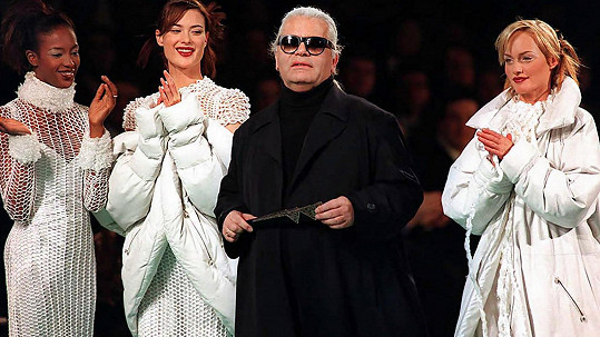 Amber se Shalom po boku Karla Lagerfelda v roce 1995.