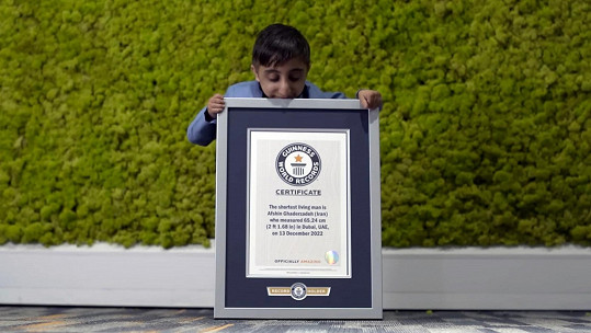 Se svými 65 centimetry je jasným držitelem zápisu v Guinnessově knize rekordů jako nejmenší muž světa. 