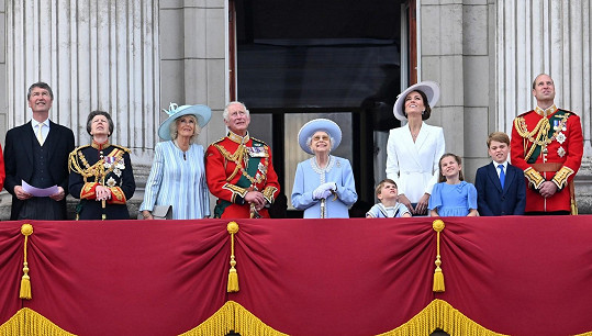 Členové královské rodiny sledují vzdušnou show Královského letectva (RAF).