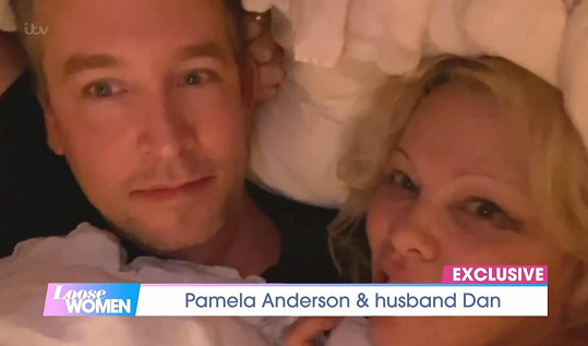 Pamela Anderson se rozvádí se svým bodyguardem Danem. 