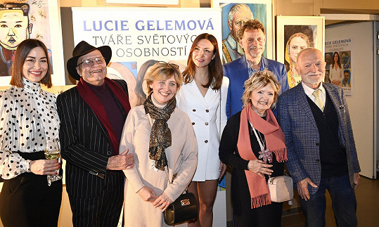 Lucie Gelemová s hosty na vernisáži své výstavy. Mimo jiné slavnostně odhalila portrét nového českého prezidenta Petra Pavla.