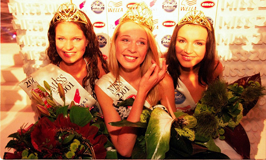 Andrea Vránová, dnes Kloboučková (vpravo), na Miss ČR 2001. Tehdy vyhrála Diana Kobzanová (uprostřed), druhá byla Andrea Fišerová (vlevo).