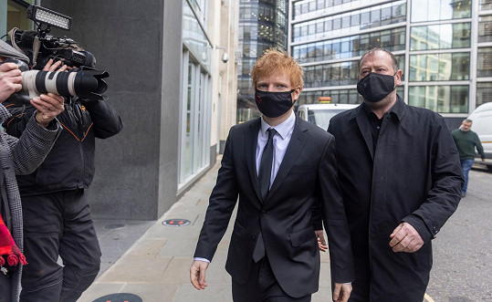 Ed Sheeran u soudu v Londýně