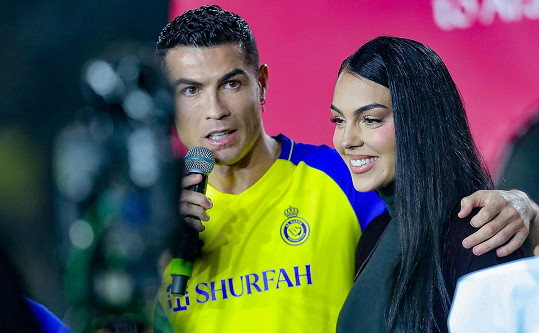 Do destinace přesídlila s partnerem Cristianem Ronaldem, který tam přestoupil do klubu Al Nassr. 