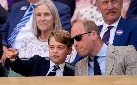 Princ George otce Williama jeho tituly rozhodně neoslovuje. Raději mu říká "pops". 