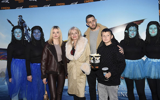 Na filmovou premiéru pokračování megafilmu Avatar dorazila s dcerou Kordulou, synem Vincentem a vnukem Kryšpínem.
