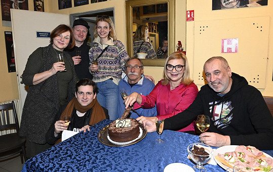 S kolegy ji oslavili i slavnostním dortem.