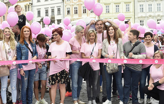 Celebrity odstartovaly tradiční pochod proti rakovině prsu.