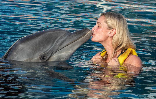 Na dovolené si užila i plavání s delfíny.