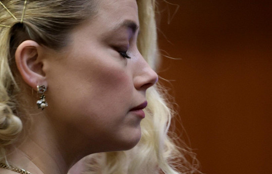 Výraz Amber Heard při čtení rozsudku je všeříkající. 