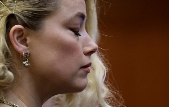 Amber Heard si rozsudek vyslechla se zavřenýma očima. 