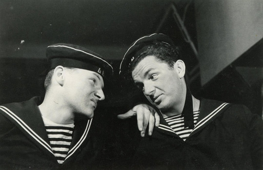 S kolegou Ladislavem Smoljakem (vpravo) v roce 1952, kdy působili v Divadle Československé armády, později vinohradském.