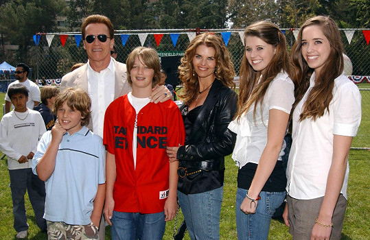 Arnold Schwarzenegger s Marií Shriver a jejich potomky Patrickem, Christopherem, Christinou a Katherine.