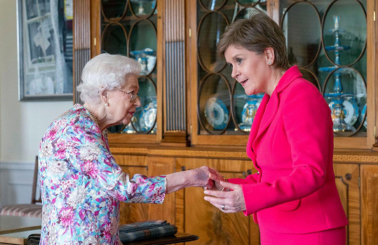 Koncem června přijala v Edinburghu skotskou premiérku Nicolu Sturgeon.