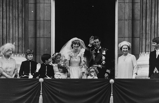 Mávání z balkonu Buckinghamského paláce je nedílnou součástí všech velkých událostí...