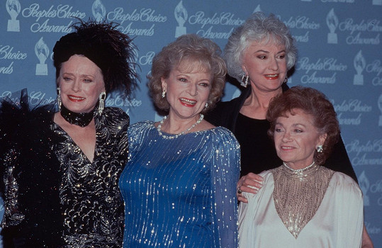 Betty (uprostřed) s kolegyněmi ze seriálu The Golden Girls