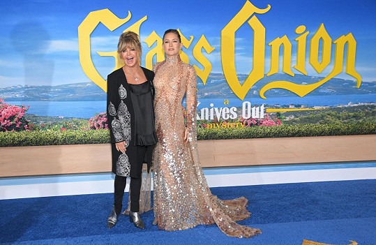 Maminka s dcerou se společně objevily na premiéře komedie Na nože: Glass Onion v Los Angeles.