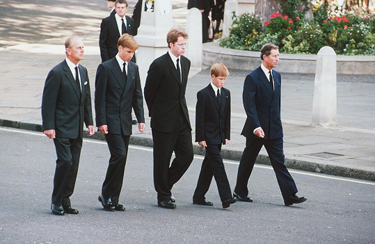 Zleva: Princ Philip, William, Charles Spencer (Dianin bratr), Harry a Charles kráčeli při pohřbu za rakví. 
