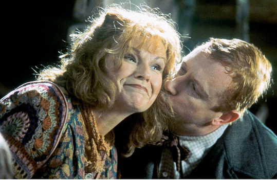 Dabérka prozradila na paní Weasleyovou, že je sice na obraze často, zase tolik toho ale nenamluví. Postavu ztvárnila Julie Walters, na snímku s kolegou Markem Williamsem, svým filmovým manželem.