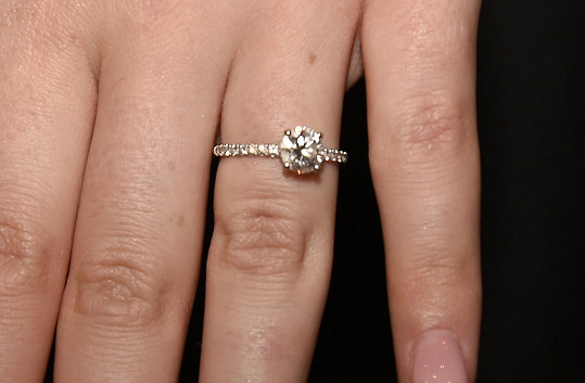 Pochlubila se i zásnubním prstenem.