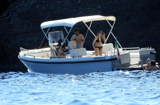 Manželé nepotřebují luxus na jachtě, vystačili si s menší loďkou. 