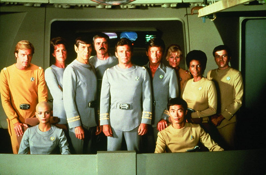 Jako kapitán James T. Kirk se stal idolem žen a vzorem mužů. U kolegů ale už tolik nebodoval... Negativně se k němu vyjadřoval nejen George Takei (na snímku dole vpravo), ale i zesnulá Nichelle Nichols (druhá zprava nahoře).