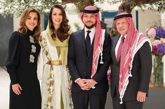 Královna Ranija a její manžel král Abdalláh II. budou ženit syna Husajna. Jeho vyvolenou je půvabná Rajwa Al-Saif (druhá zleva).