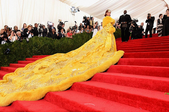 Zpěvačka Rihanna vynesla v roce 2015 róbu od čínské návrhářky Guo Pei, na které si fanoušci smlsli. Vznikala meme s obří pizzou místo zpěvaččiny vlečky, přirovnávali ji také k omeletě.