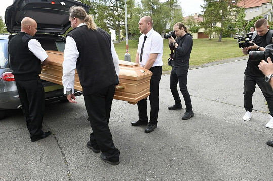 Pohřeb se konal pro rodinu, blízké i pro veřejnost. 