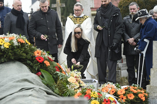 Jana Fabiánová s rodinou se loučila s Naďou Urbánkovou, která spočinula na hřbitově v Želivě.