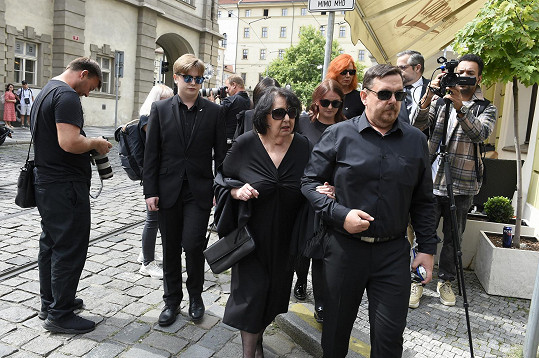 Tam přišla pěvce podpořit i zpěvaččina starší sestra Evelyn Bečvaříková, na snímku s rodinou na zádušní mši. 